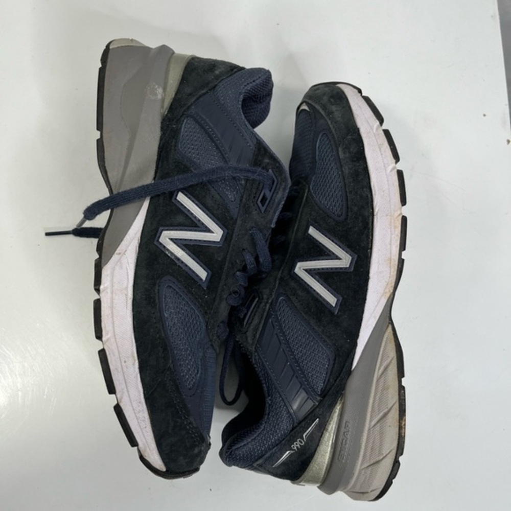 New Balance 990v5 dads sneakers in excellent condition. Size men’s 7.5